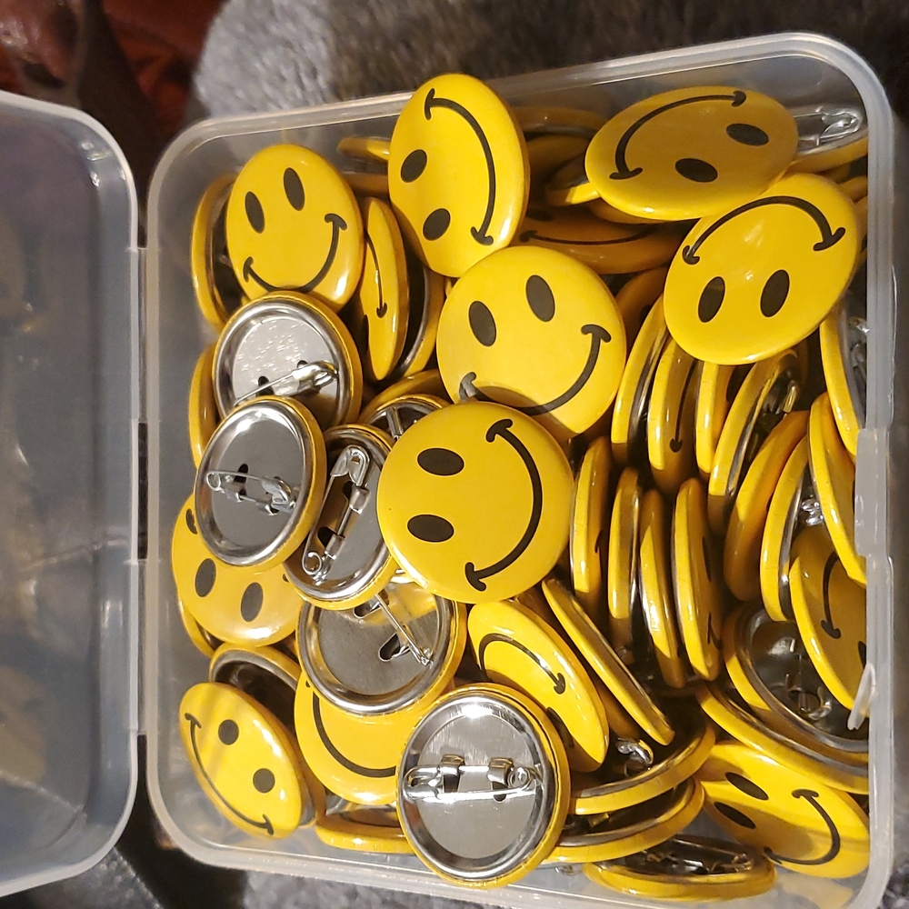 100 yellow metal smiley face buttons